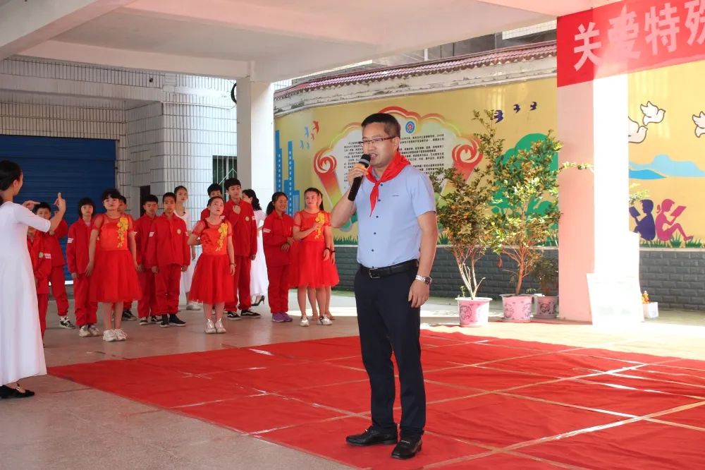 “六一”儿童节，县政府副县长陆世斌到校慰问这群特殊孩子
