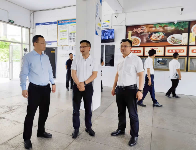 副县长陆世斌到大竹中学调研教育教学工作